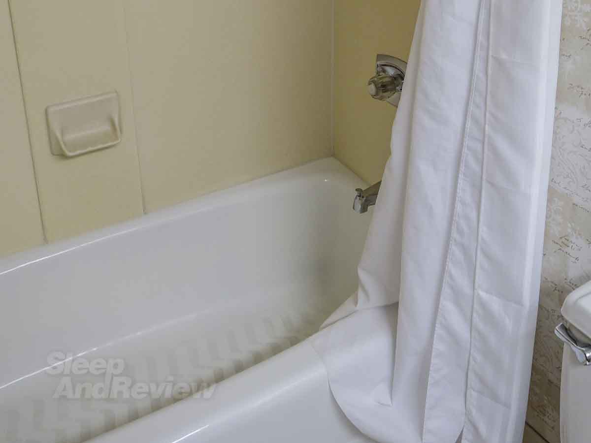 Knoxville Hilton tub and shower