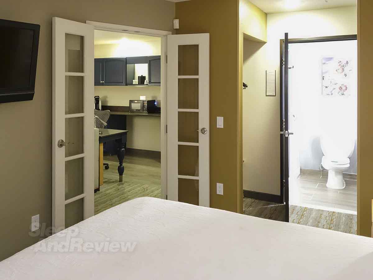 Hilton Garden Inn Phoenix Airport bedroom privacy