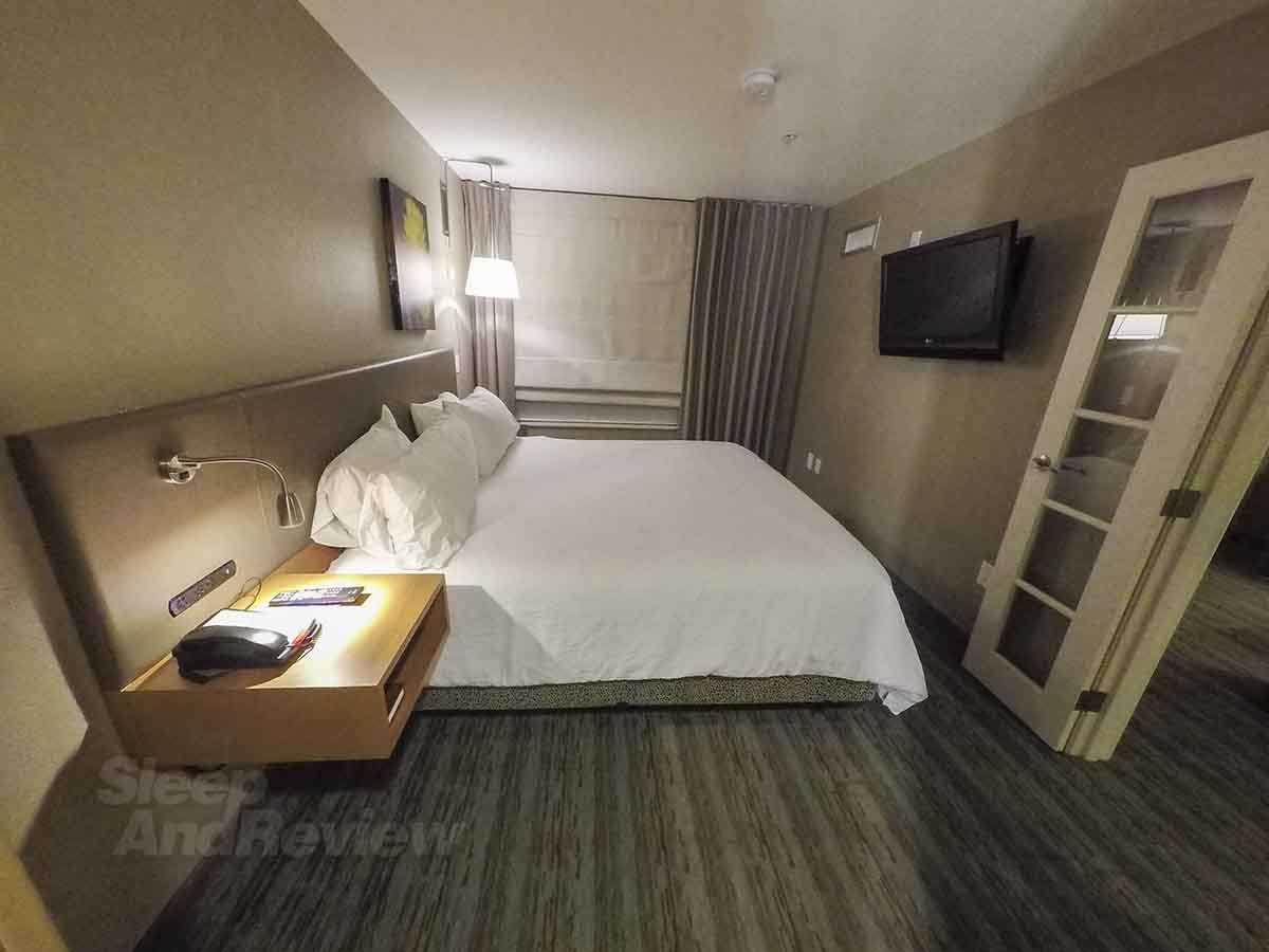 Hilton Garden Inn Phoenix Airport bedroom size