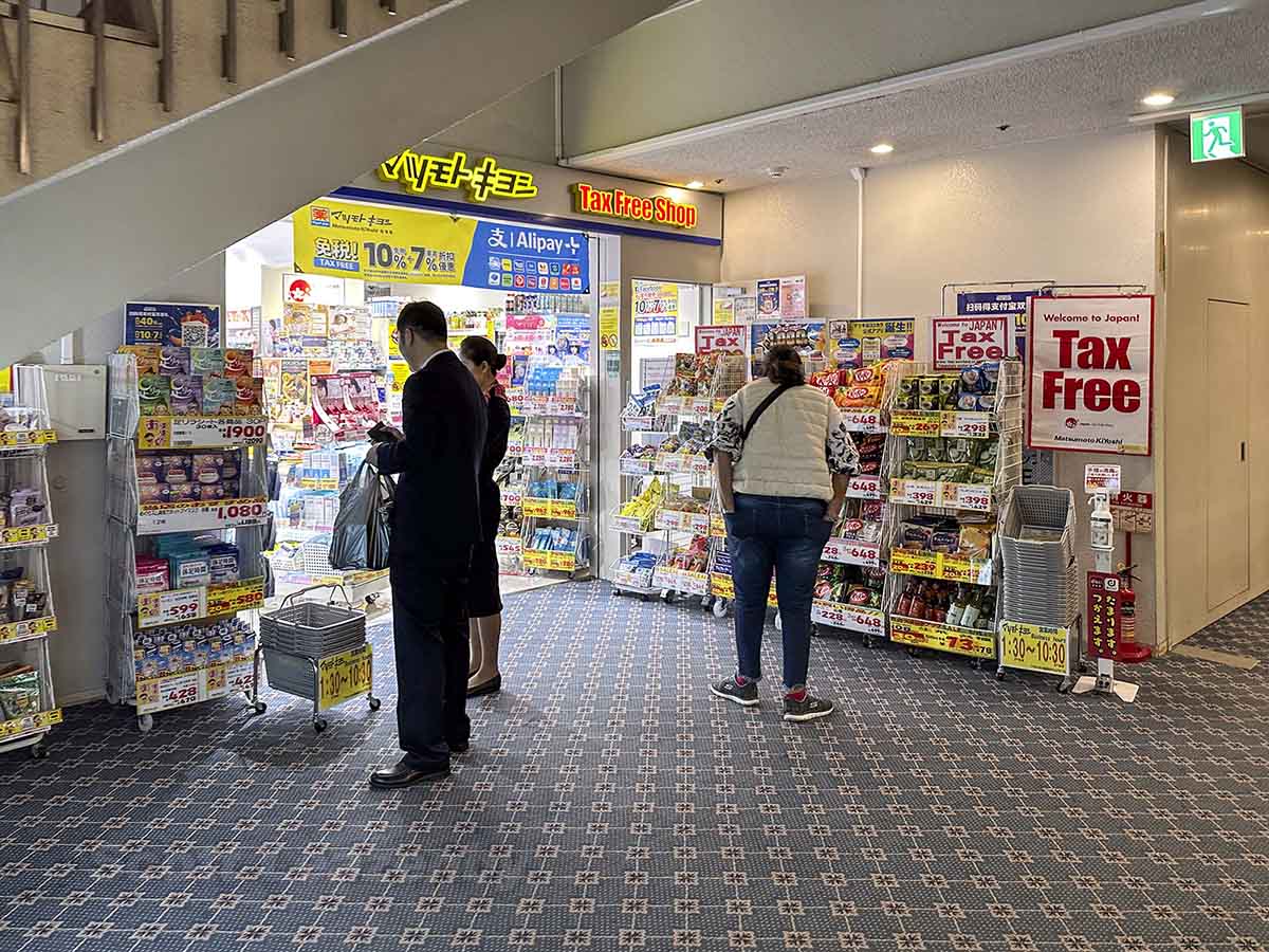 Tobu Hotel Narita drugstore and market