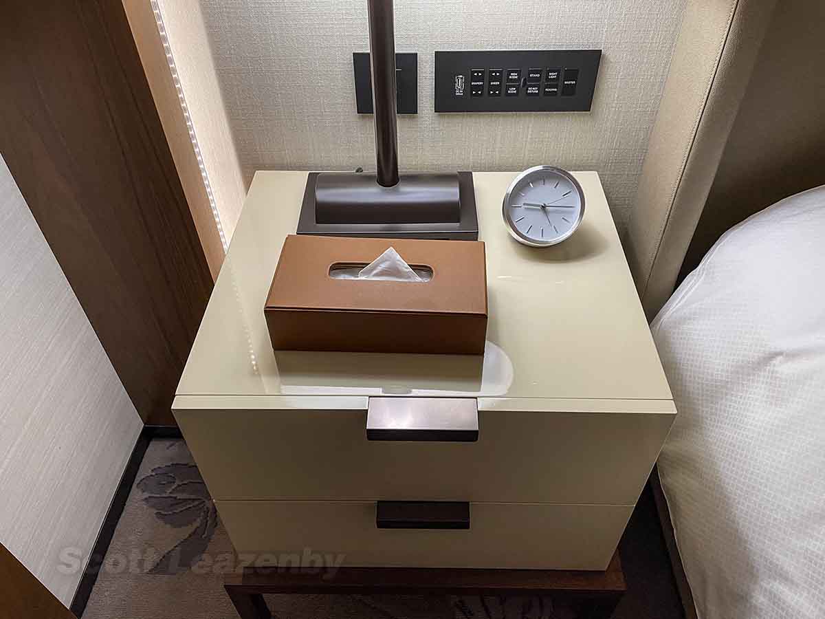 Lotte Hotel Seoul bad side table