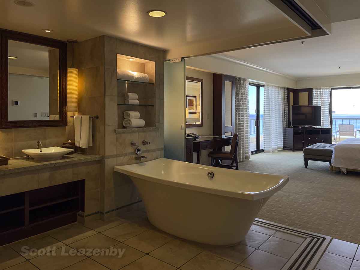 Hilton Hawaiian Village Ali'i Tower corner room open bathroom