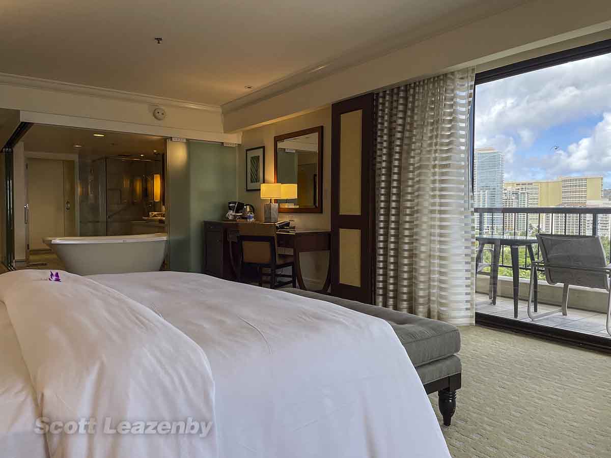 Hilton Hawaiian Village Ali'i Tower corner room large patio windows and bathroom