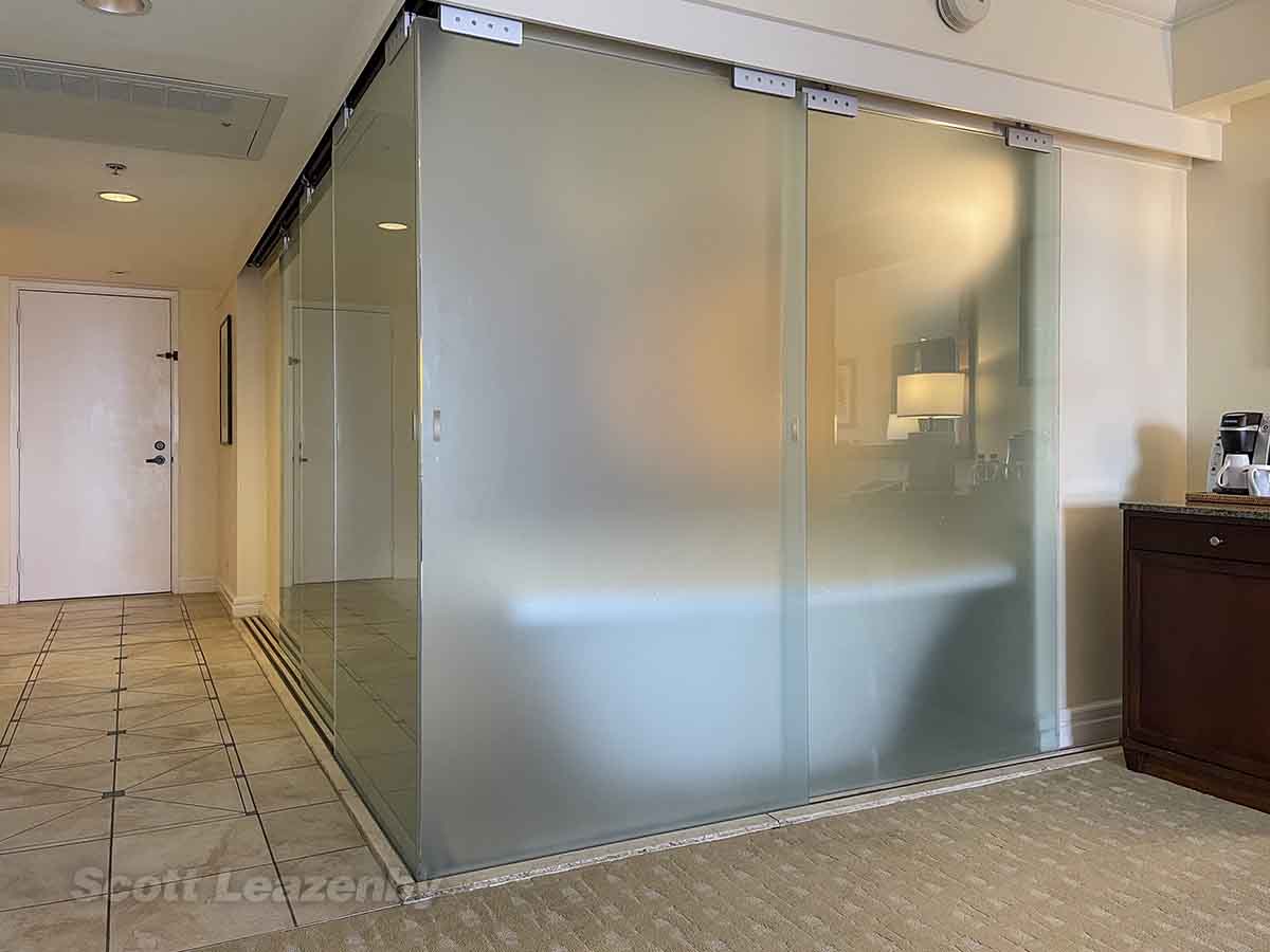 Hilton Hawaiian Village Ali'i Tower corner room bathroom frosted glass doors