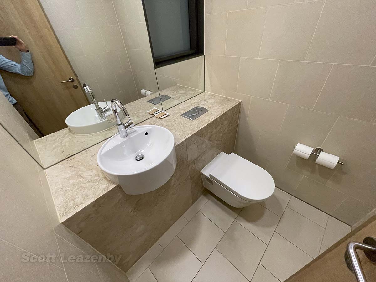 Crowne Plaza Hotel Changi airport suite half bath