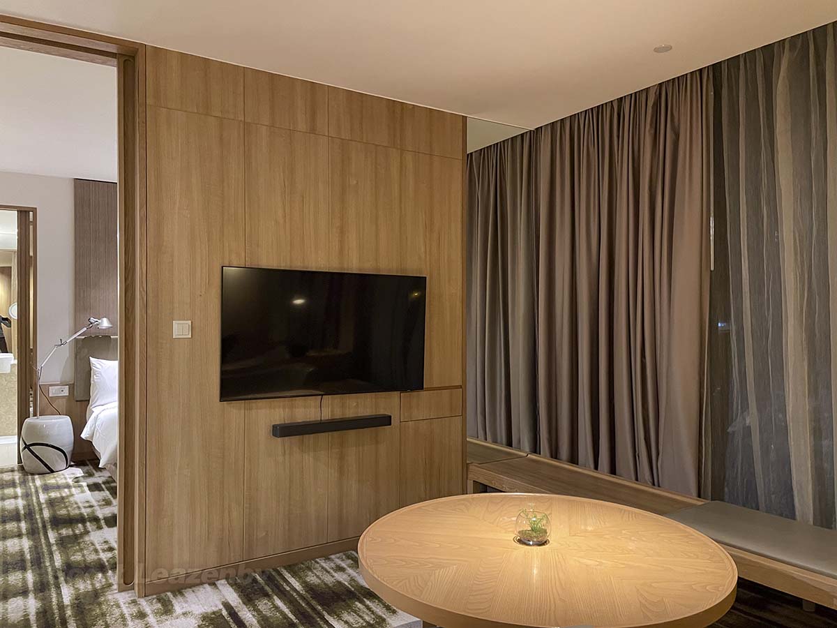 Crowne Plaza Hotel Changi airport suite flatscreen TV