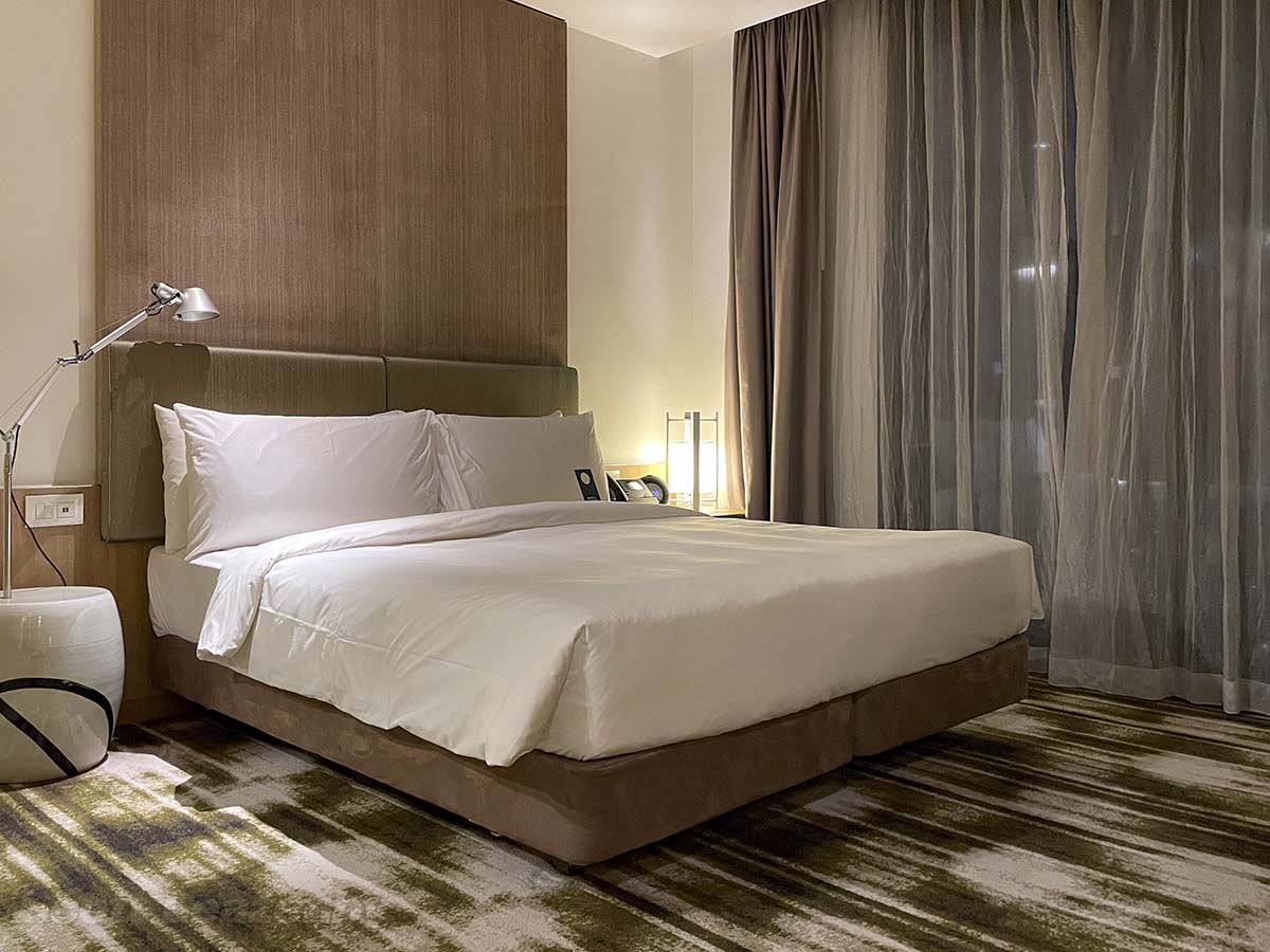 Crowne Plaza Hotel Changi airport suite king bed