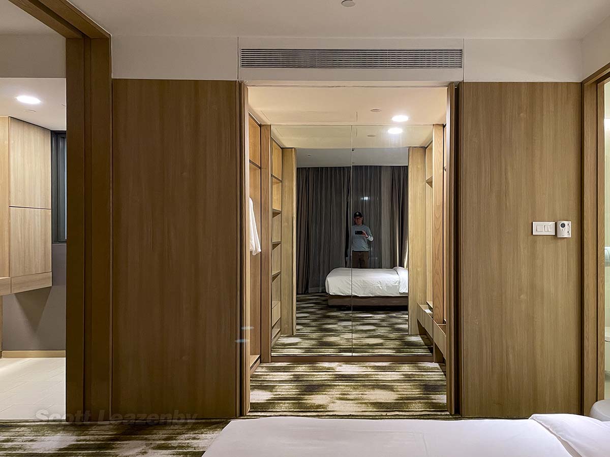 Crowne Plaza Hotel Changi airport suite walk-in closet