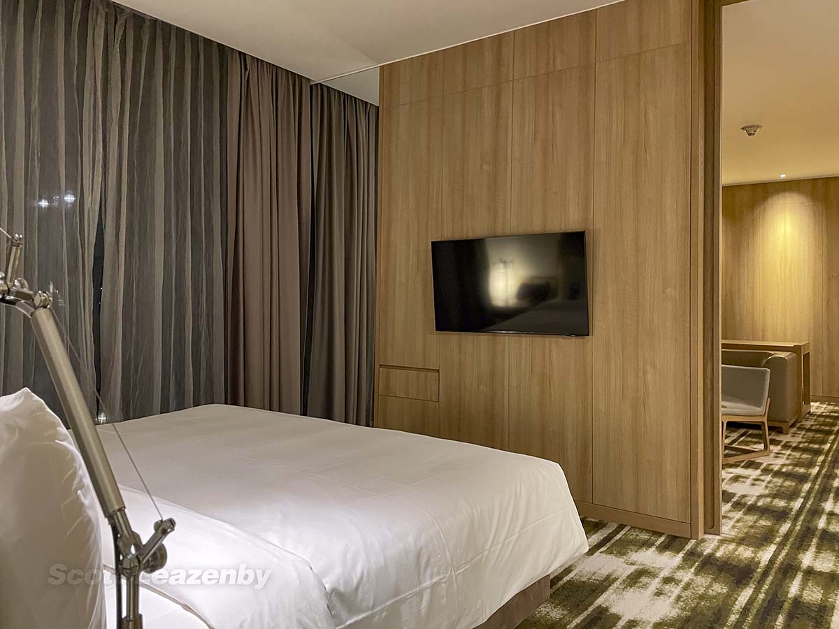 Crowne Plaza Hotel Changi airport suite TV in bedroom