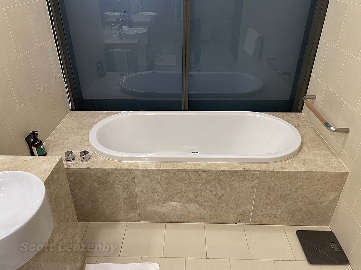 Crowne Plaza Hotel Changi airport suite bathtub