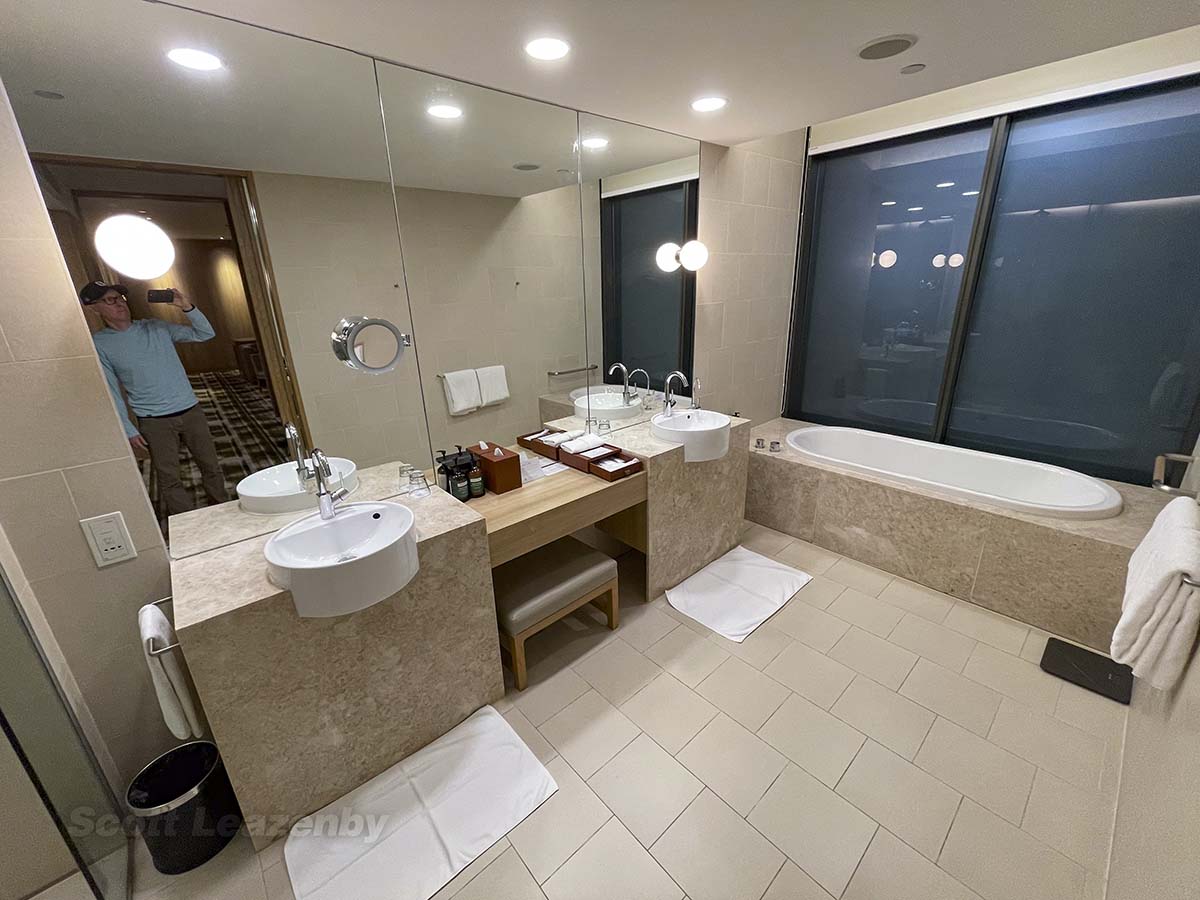 Crowne Plaza Hotel Changi airport suite bathroom overview