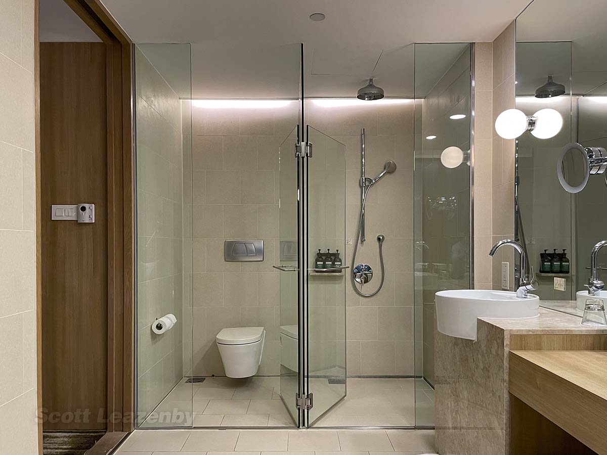 Crowne Plaza Hotel Changi airport suite shower